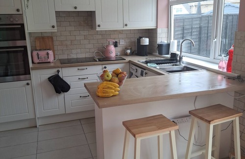 Llanrhidian Higher Cottage | Estuary Edge: Colourful cottage w/Coastal view. 10 mins drive to Gower beaches