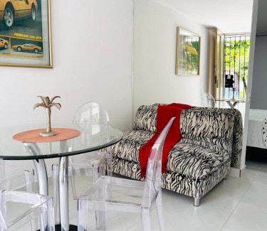 Cali Apartment | Estudio con buena ubicación y aire acondicionado