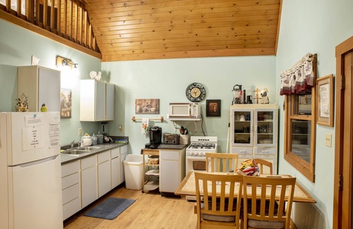 Killbuck Cabin | Ethan's Retreat: Cozy cabin getaway w/hot tub, private & pet-friendly!
