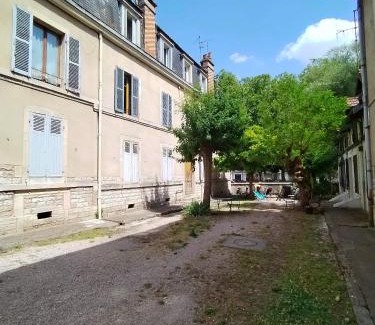 Faubourg-Raines Apartment | Etoile 21 - Dazzling view of Dijon canal