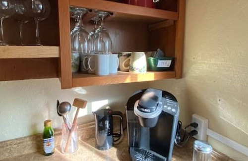 Eugene Cottage | Eugene Cottage: Nature, Wineries, and UofO