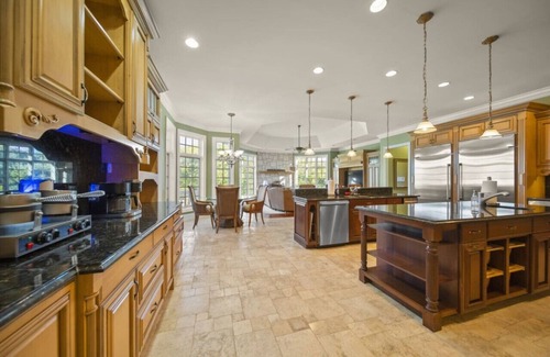 Morris House | Events Welcome! 12,000 SF Mansion w/2 Pools & Lakeview