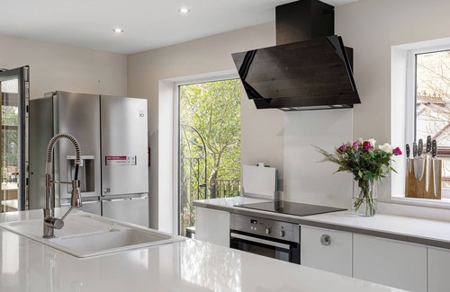 Ripon House | Evergreen Eco House - Large home with Parking, WIFI in a central location.