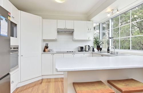 North Rothbury House | Evergreen Lodge Winery Retreat . Sleeps 8 Guests and 8 minutes to Wineries