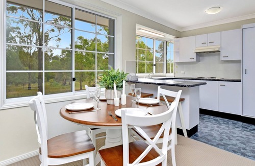 North Rothbury House | Evergreen Lodge Winery Retreat . Sleeps 8 Guests and 8 minutes to Wineries