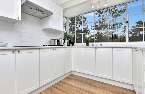 North Rothbury House | Evergreen Lodge Winery Retreat . Sleeps 8 Guests and 8 minutes to Wineries