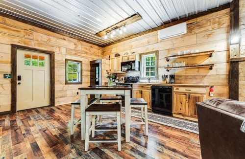 Thayerville Cabin | EverGreenGrove-Hemlock2BR/1 BA/Dog Friendly/Hottub