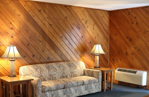 Tomahawk Cabin | Every Room with a Beautiful View of The Wisconsin River *