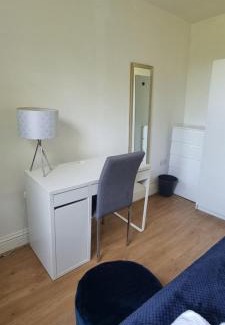 Mile End Apartment | Evo View - 1 Bed Apartment - stunning views 3 mins walk Mile End Station