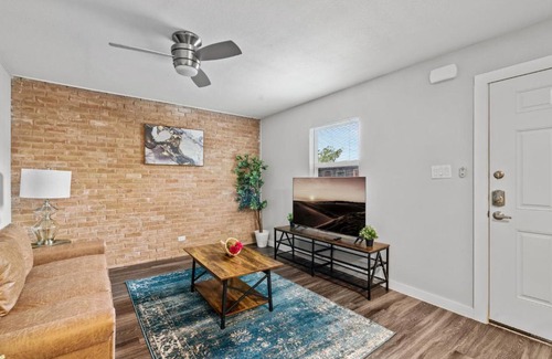 Hyde Park Apartment | Evonify Stays - Hyde Park Apartments - UTEXAS