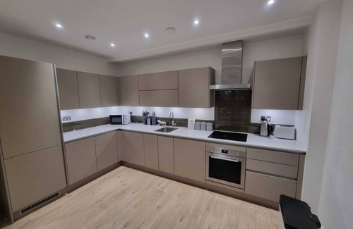 Beckton Apartment | ExCeL London - Fantastic Garden & Terrace with a 3-Bedroom-Condo