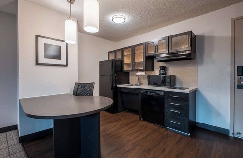 Park Central Hotel | Excellent Choice! Spacious Unit w/Full Kitchen, Free Parking Onsite!