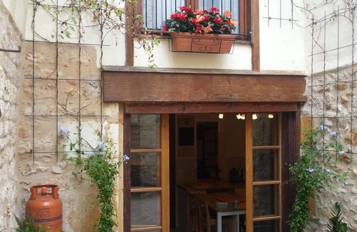 Monpazier House | Excellent recently renovated town house originally constructed in 1352 in centre