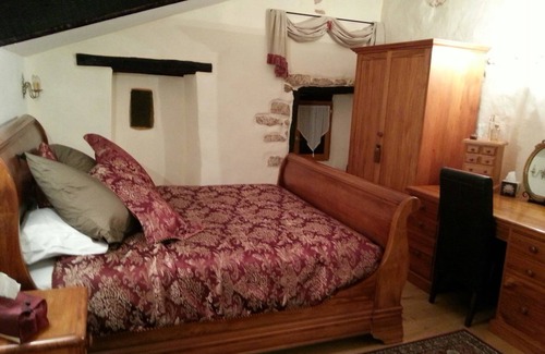 Monpazier House | Excellent recently renovated town house originally constructed in 1352 in centre