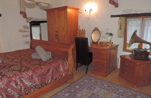 Monpazier House | Excellent recently renovated town house originally constructed in 1352 in centre