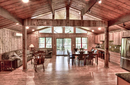 Treasure Lake House | EXCEPTIONAL 6 BEDROOM LAKEFRONT HOME