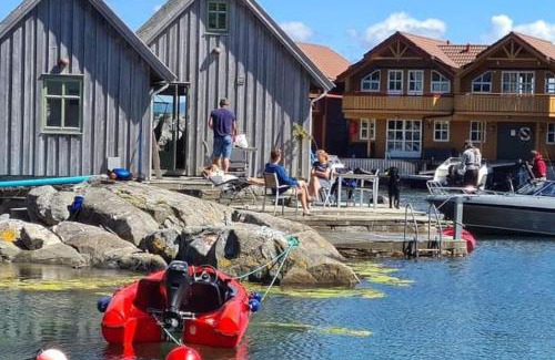 Selbjorn House | Exceptional Cottage 2 meters from the sea, possible to rent boat, Bekkjarvik, 60 km from Bergen