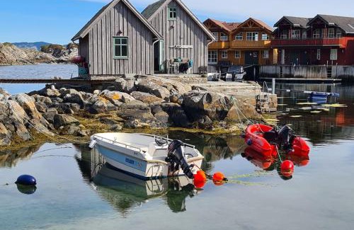 Selbjorn House | Exceptional Cottage 2 meters from the sea, possible to rent boat, Bekkjarvik, 60 km from Bergen