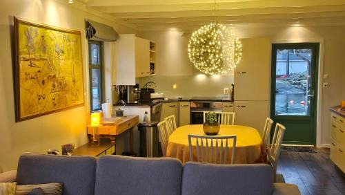 Selbjorn House | Exceptional Cottage 2 meters from the sea, possible to rent boat, Bekkjarvik, 60 km from Bergen
