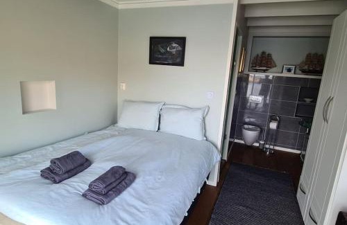 Selbjorn House | Exceptional Cottage 2 meters from the sea, possible to rent boat, Bekkjarvik, 60 km from Bergen