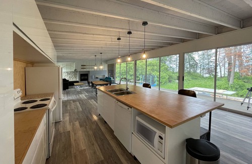 Little Bullhead Cabin | Exceptional cottage on Lake Winnipeg over 2300 sq feet with hot tub and sauna.n