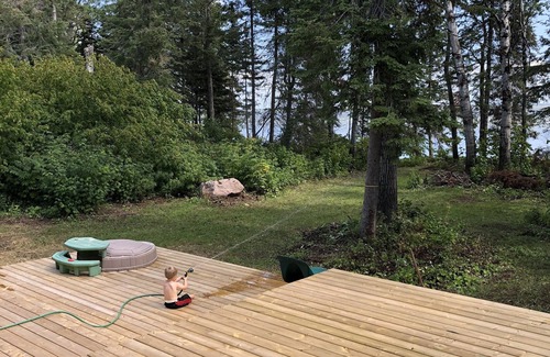 Little Bullhead Cabin | Exceptional cottage on Lake Winnipeg over 2300 sq feet with hot tub and sauna.n
