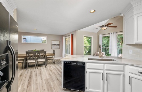 Bridlemile House | Exceptional Pet Friendly Home, Game Room w/Pool Table, Large Deck and Seating, 5 Miles to Portland