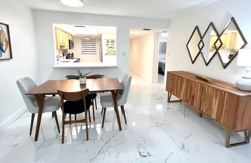 Granada Condo | Exceptional remodeled condo, 2 miles from Siesta Key