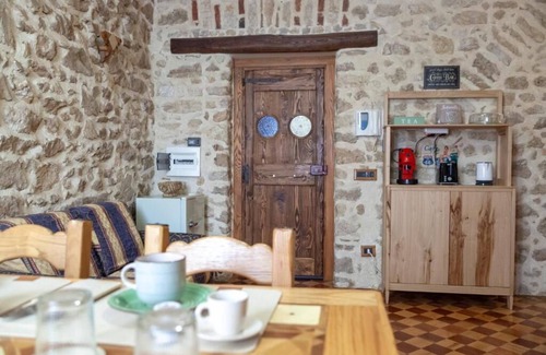 San Polo dei Cavalieri Apartment | Exclusive apartment: medieval charm and modern comfort