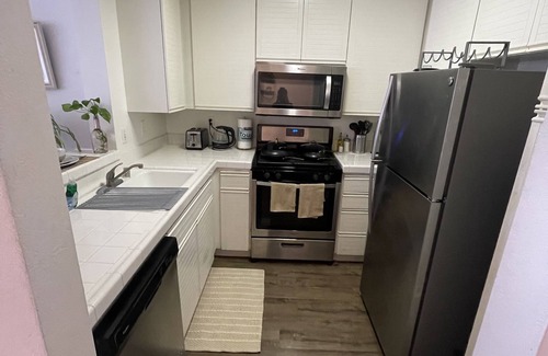 Del Rey Apartment | Exclusive 1-Bedroom Oasis by the Ocean · Free Parking · Pool · Gym · Hot Tub