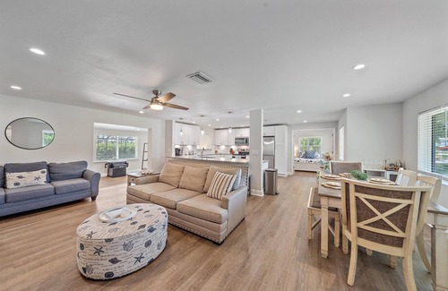 Sarasota House | Exclusive 2-Home Getaway w/Heated Pool - 6BR/4BA – Quiet Comfort Near the Beach
