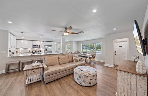Sarasota House | Exclusive 2-Home Getaway w/Heated Pool - 6BR/4BA – Quiet Comfort Near the Beach
