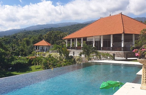 Kayu Putih Villa | Exclusive 5 star villa with 365 ° view of the sea, mountains and rice fields!