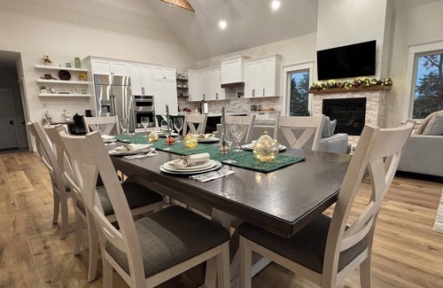 Dandridge House | Exclusive Lakefront Retreat - nSpacious 5 bdr house in Dandridge on Douglas Lake