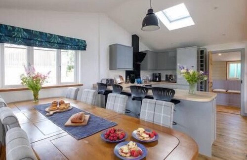 Bridport House | Exclusive Lodge with Hot Tub and stunning views