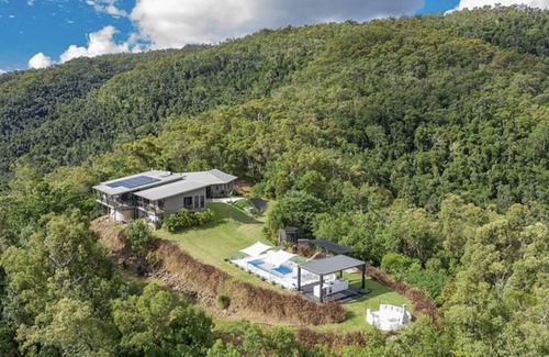 Airlie Beach House | Exclusive luxury hilltop resort style home.
