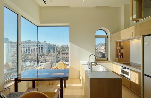 Gahoe-dong Apartment | Exclusive Penthouse w/Hanok Village View 3-min Metro next to 2 Palaces