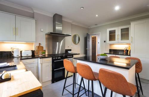 Olton House | Exclusive Premium Large Solihull House - The Chapters - NEC Sleeps 9