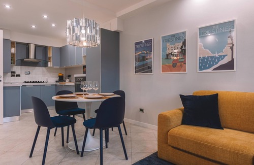 Trieste City Centre Apartment | Exclusive Suite with Terrace/Ultra Wi-fi/Free Parking