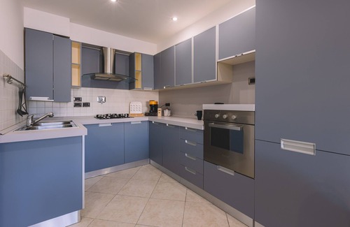 Trieste City Centre Apartment | Exclusive Suite with Terrace/Ultra Wi-fi/Free Parking