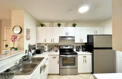Aventura Apartment | Exclusive Yacht Club Condo 10 Min to the Beach