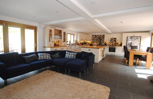 Bampton Cottage | EXE VALLEY FARMHOUSE, pet friendly, with hot tub in Bampton, Devon