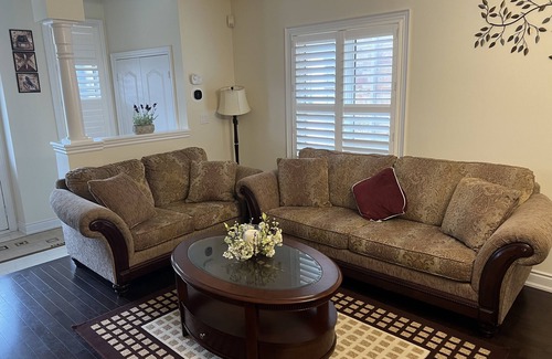 Brampton House | Executive 4 Bed 3.5 Bath full house