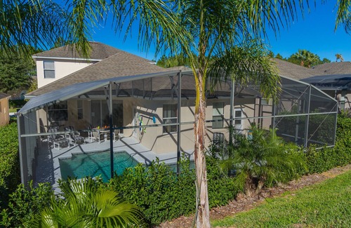 Calabay Parc Villa | Executive 5/6 Bed Villa with Private Pool, Games Room + Wifi, 12 miles to Disney