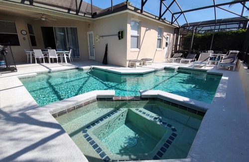 Calabay Parc Villa | Executive 5/6 Bed Villa with Private Pool, Games Room + Wifi, 12 miles to Disney