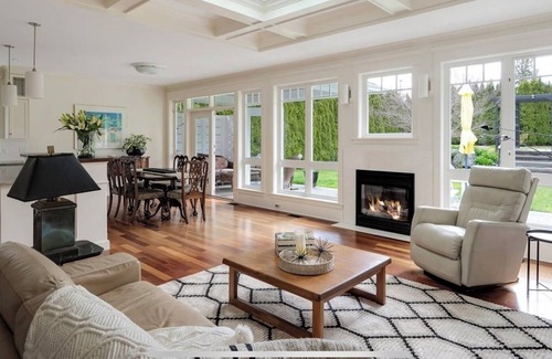 Mill Bay House | Executive Bungalow - 40 mins from Victoria and Nanaimo. BC