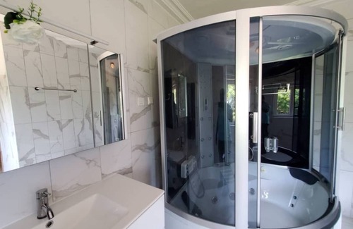 Mallam Apartment | Executive Apartment with Steam Bath & Balcony