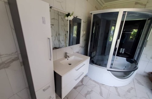 Mallam Apartment | Executive Apartment with Steam Bath & Balcony