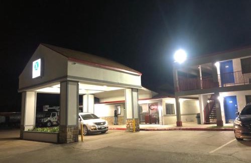 Beaumont Hotel | Executive Inn & Suites