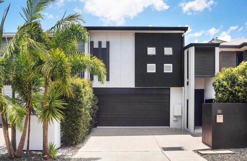 Maroochydore House | Executive, modern waterfront house